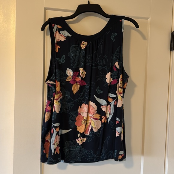 Sleeveless loose fit floral tank - Picture 2 of 4